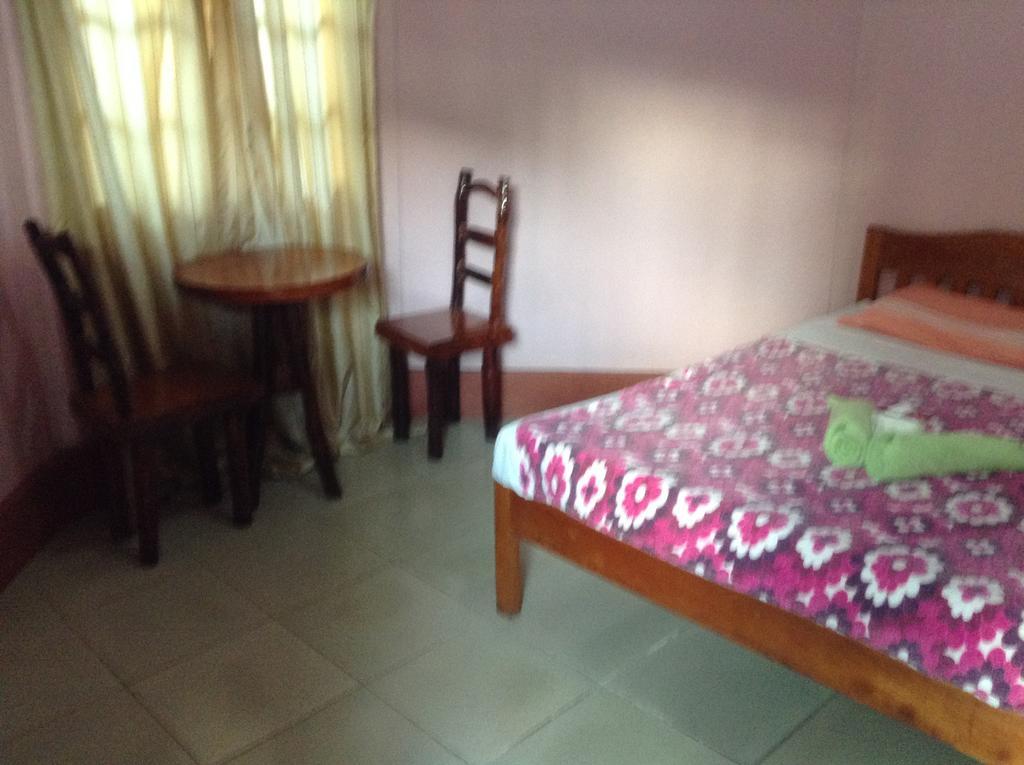 Tia Mers Guest House Puerto Princesa Exterior foto